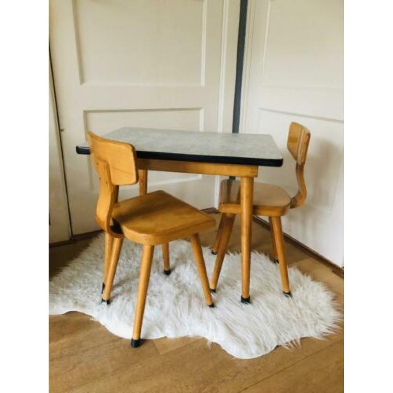 Vintage kinderstoeltjes schoolstoeltje tafeltje retro school