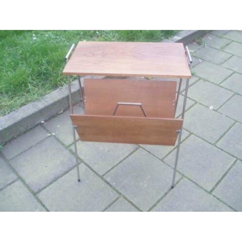 retro kranten lextuur bakje bij zettafeltje