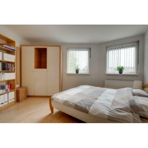 Twee persoons bed en bijpassende kledingkast