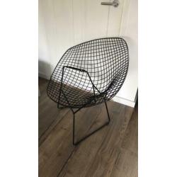 Zwarte draadstoel, bruine bekleding