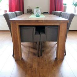 Mooie eettafel met 6 stoelen en 4 trendy hanglampen.