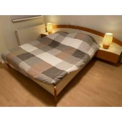Twee persoons bed en bijpassende kledingkast