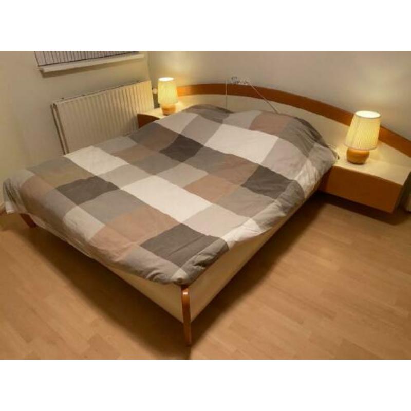 Twee persoons bed en bijpassende kledingkast