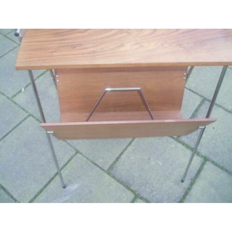 retro kranten lextuur bakje bij zettafeltje