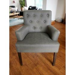 Mooie eettafel met 6 stoelen en 4 trendy hanglampen.