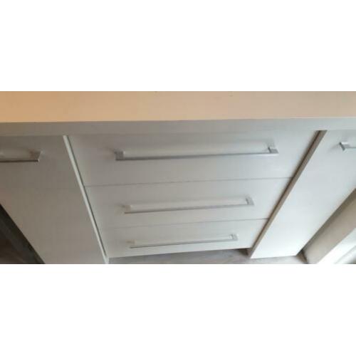 Witte Commode/ladekast + ledikant/babybed babykamer