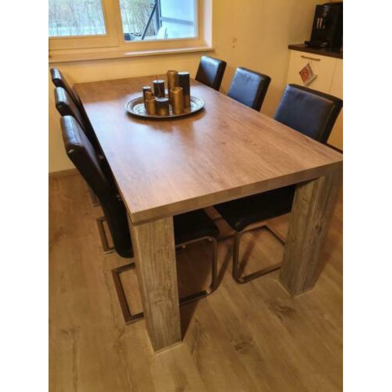 Eettafel (grijs) met 6 zwarte echt leren stoelen