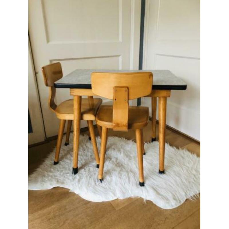 Vintage kinderstoeltjes schoolstoeltje tafeltje retro school