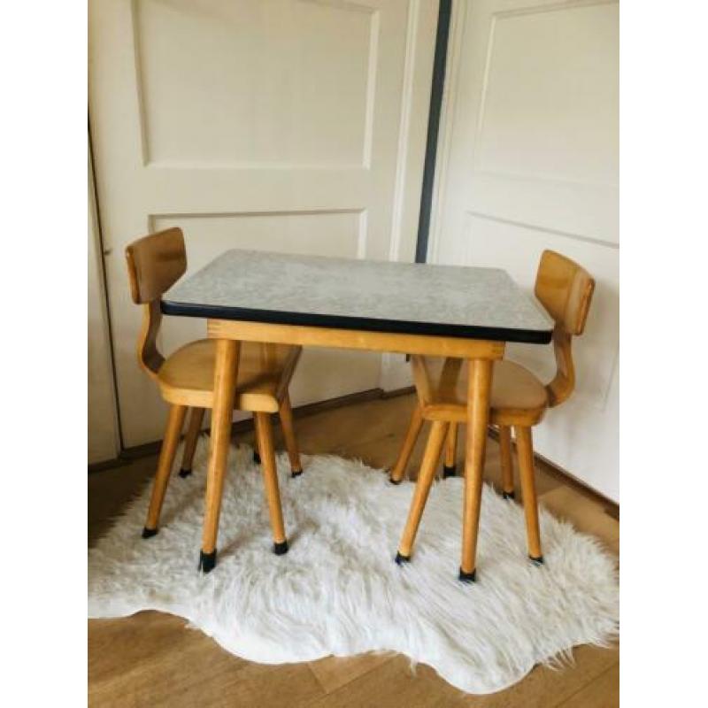 Vintage kinderstoeltjes schoolstoeltje tafeltje retro school