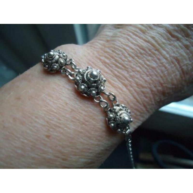 antiek zilveren armbandje met 3 zeeuwse knopjes