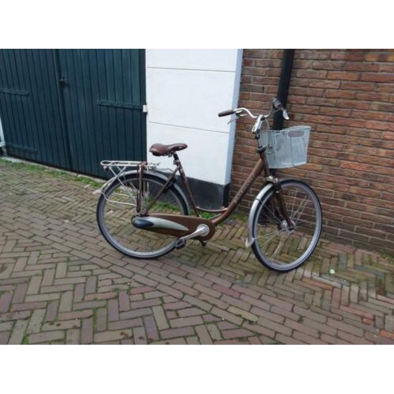 Batavus luca dx met geveerde voorvork en zadelpen.stuurslot