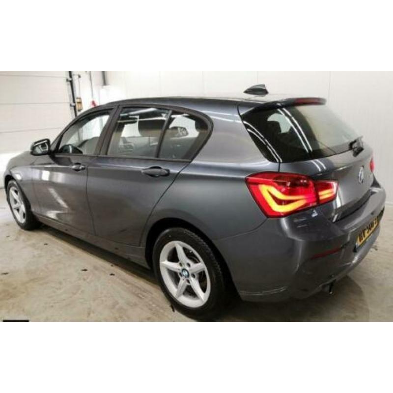 BMW 1 Serie 116i Essential Executive / Navigatie / LM Velgen