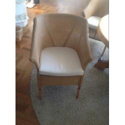 Ronde eethoek met vier Lloyd loom stoelen