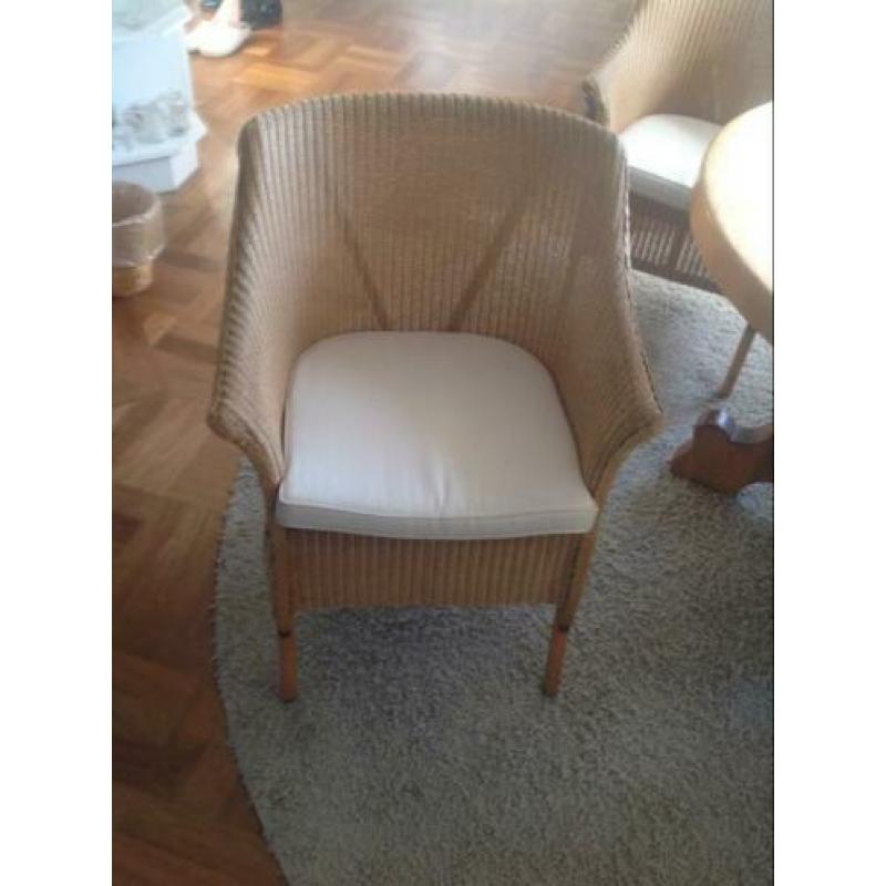 Ronde eethoek met vier Lloyd loom stoelen