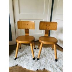 Vintage kinderstoeltjes schoolstoeltje tafeltje retro school