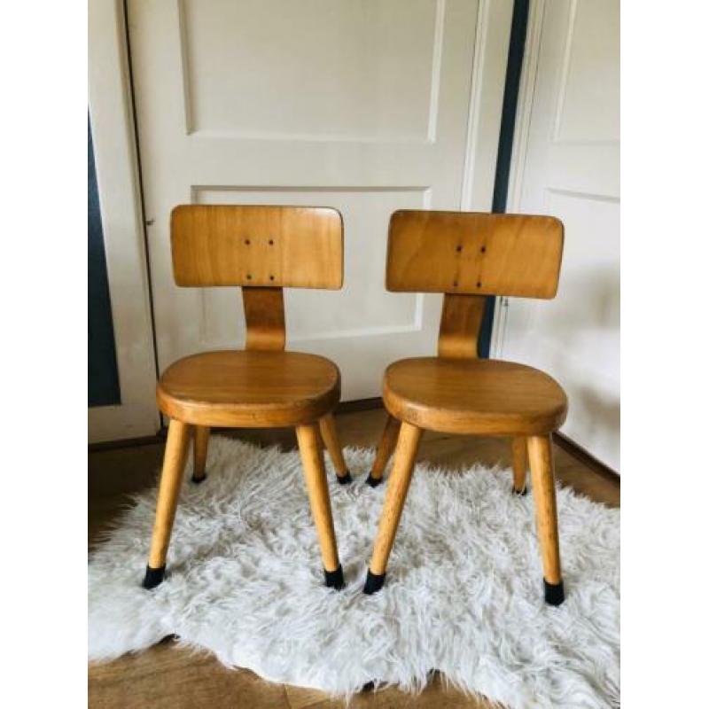 Vintage kinderstoeltjes schoolstoeltje tafeltje retro school