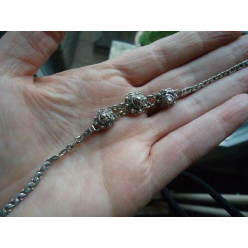 antiek zilveren armbandje met 3 zeeuwse knopjes