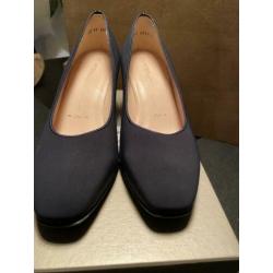 Mooie nieuwe blauwe pumps van Peter Kaiser