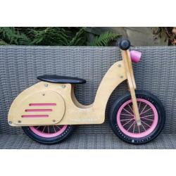 Houten loopfiets met luchtbanden
