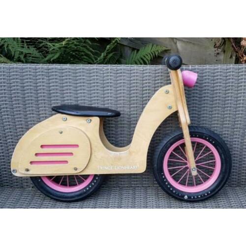 Houten loopfiets met luchtbanden