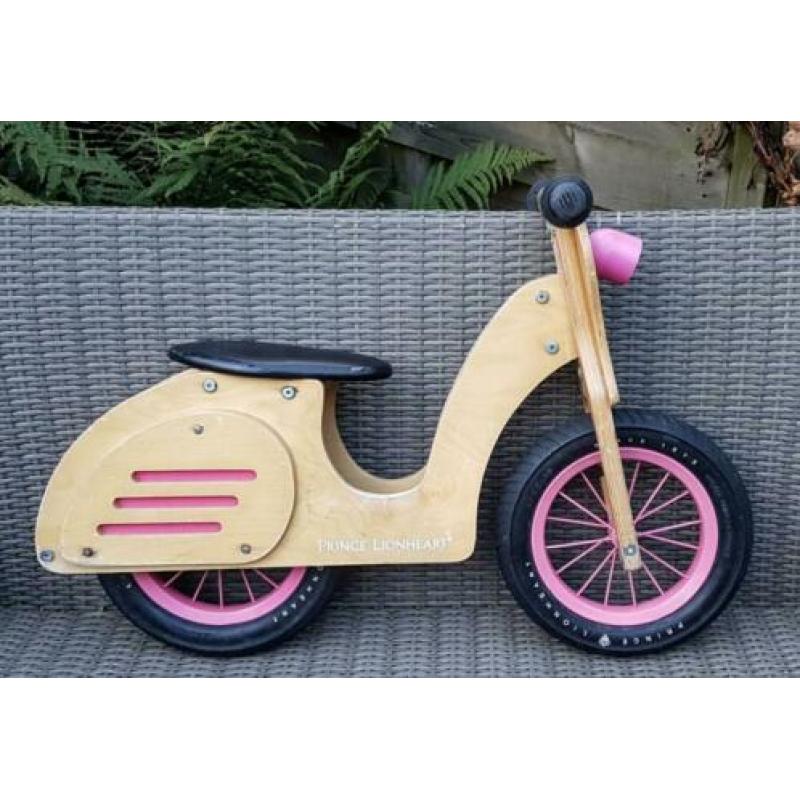 Houten loopfiets met luchtbanden