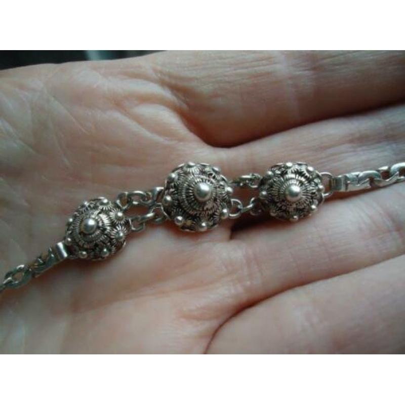 antiek zilveren armbandje met 3 zeeuwse knopjes