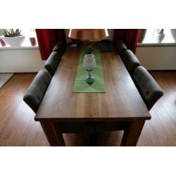 Mooie eettafel met 6 stoelen en 4 trendy hanglampen.