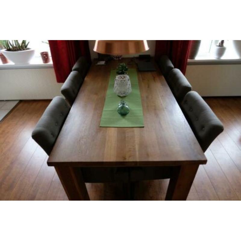 Mooie eettafel met 6 stoelen en 4 trendy hanglampen.