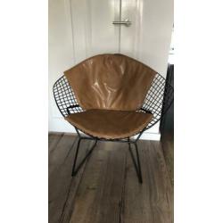 Zwarte draadstoel, bruine bekleding