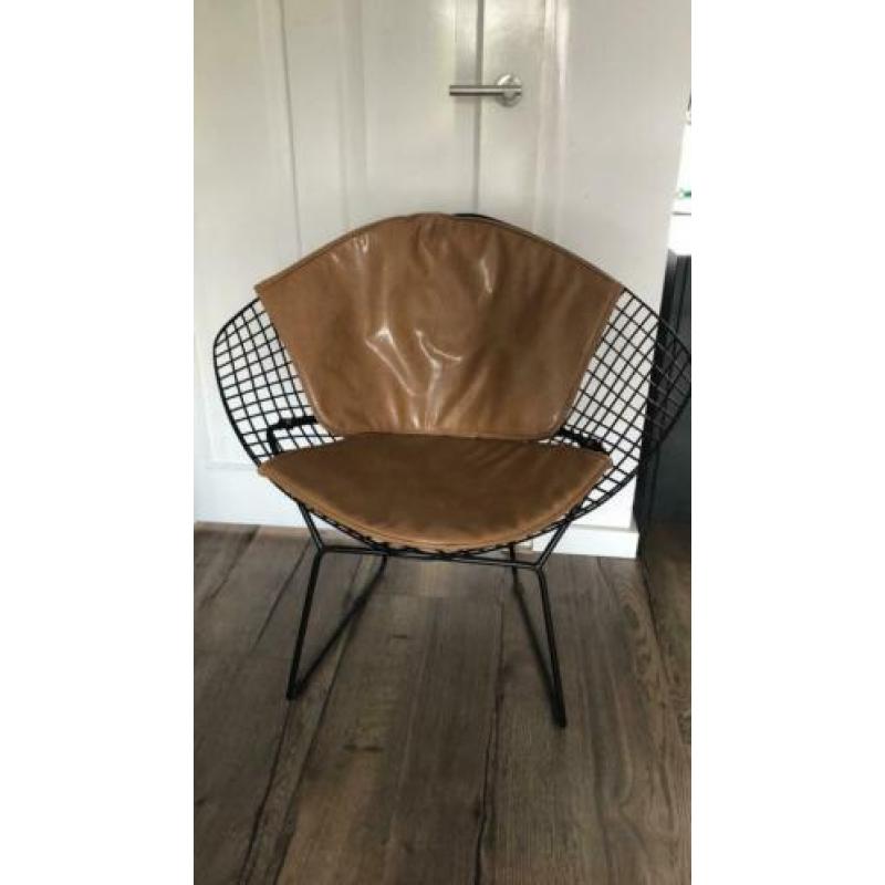 Zwarte draadstoel, bruine bekleding