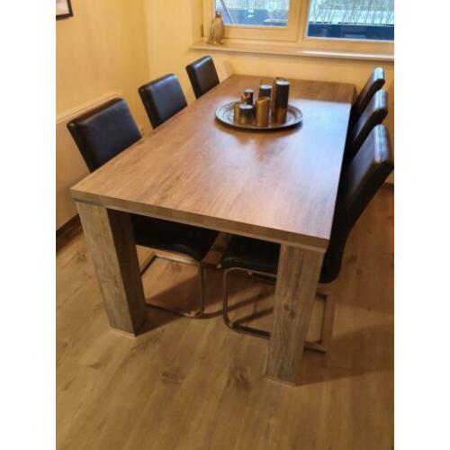 Eettafel (grijs) met 6 zwarte echt leren stoelen