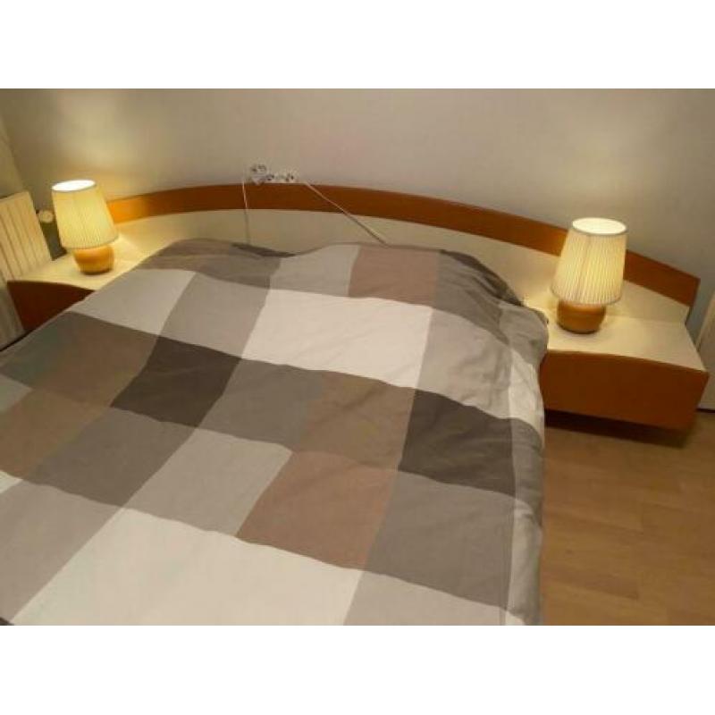 Twee persoons bed en bijpassende kledingkast