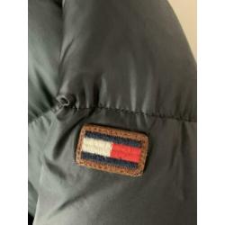 Zwarte Tommy Hilfiger jas, maat 164