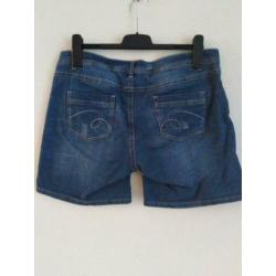 Korte spijkerbroek jeans bermuda maat L / 42. Met stretch.