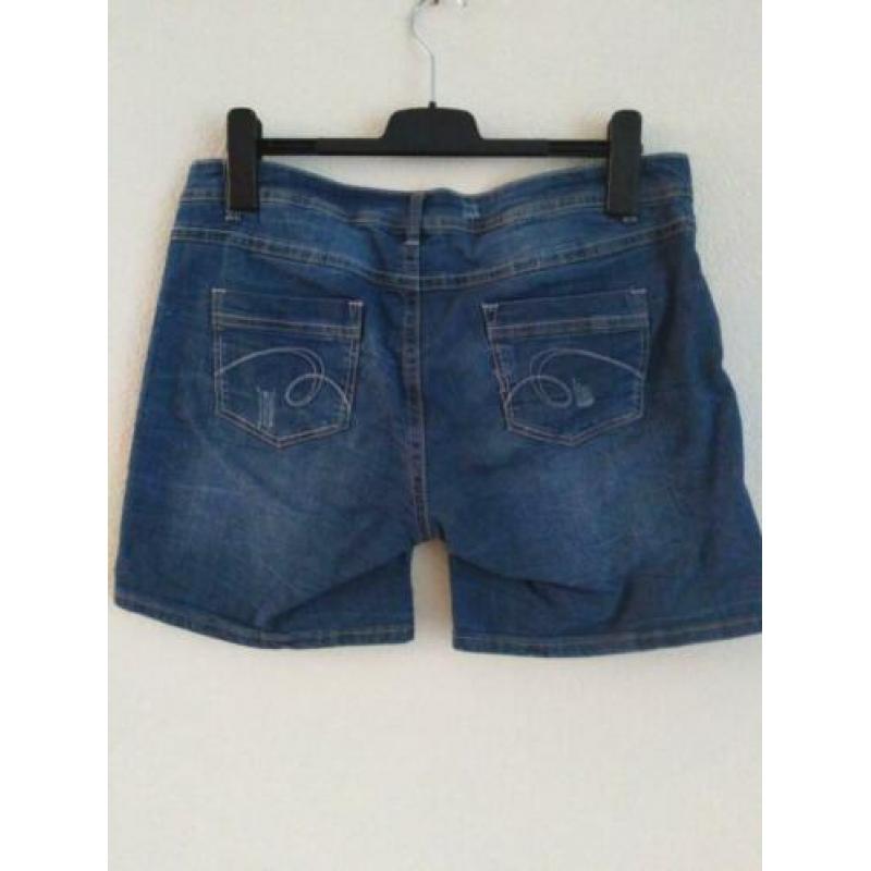 Korte spijkerbroek jeans bermuda maat L / 42. Met stretch.