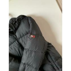 Zwarte Tommy Hilfiger jas, maat 164