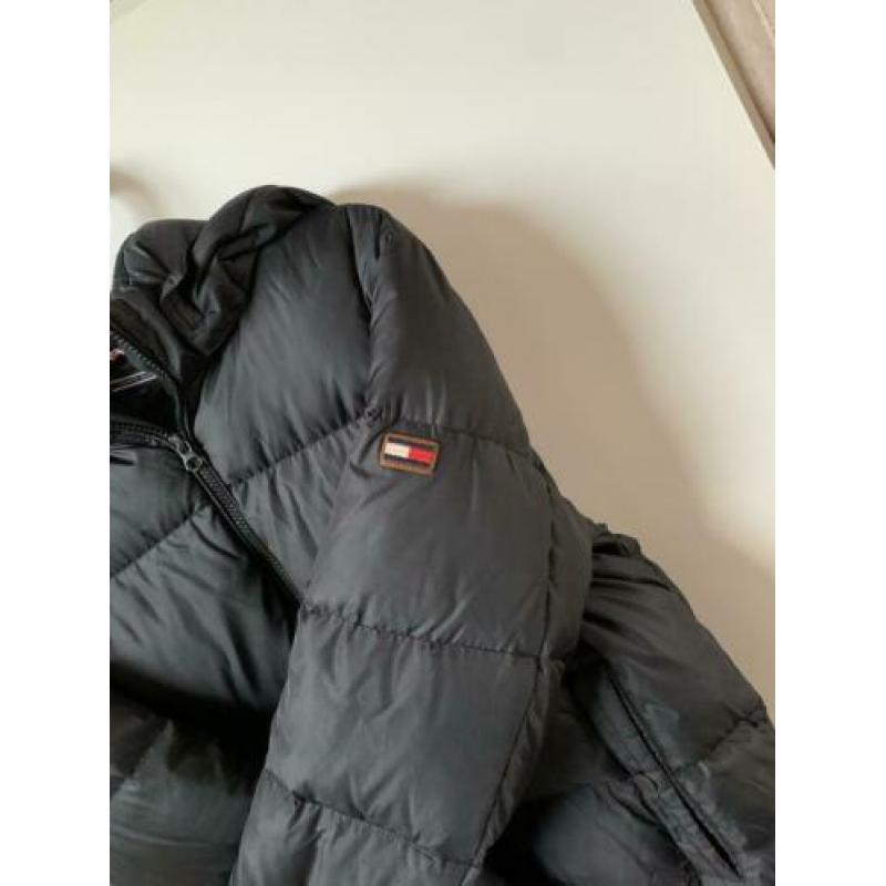 Zwarte Tommy Hilfiger jas, maat 164