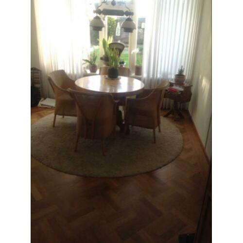 Ronde eethoek met vier Lloyd loom stoelen