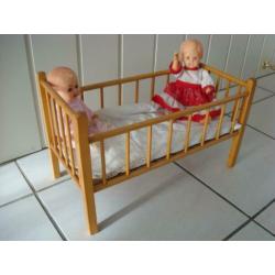 Poppen met ledikantje jaren 50