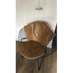 Zwarte draadstoel, bruine bekleding