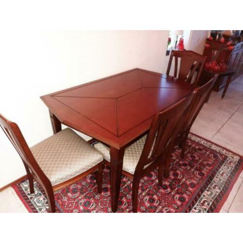 Noten houten tafel met 4 stoelen