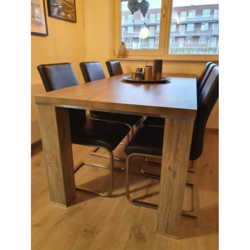 Eettafel (grijs) met 6 zwarte echt leren stoelen