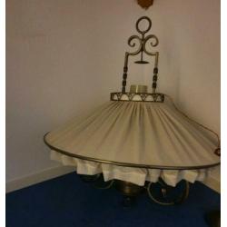 Antieke handgemaakte smeedijzeren lamp met stoffen kap.