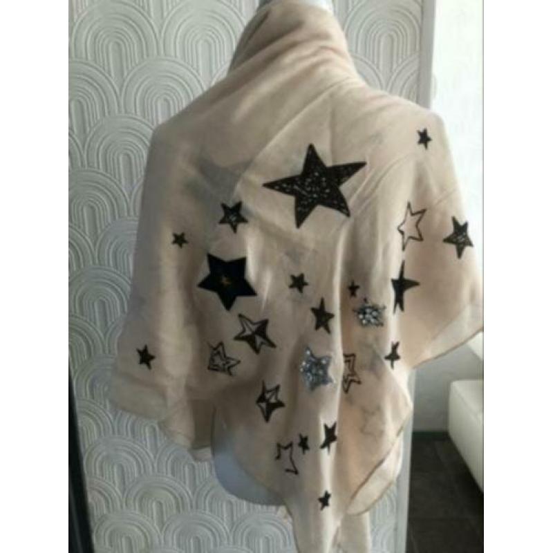 Omslagdoek - beigekleur met strren - 140x140 cm