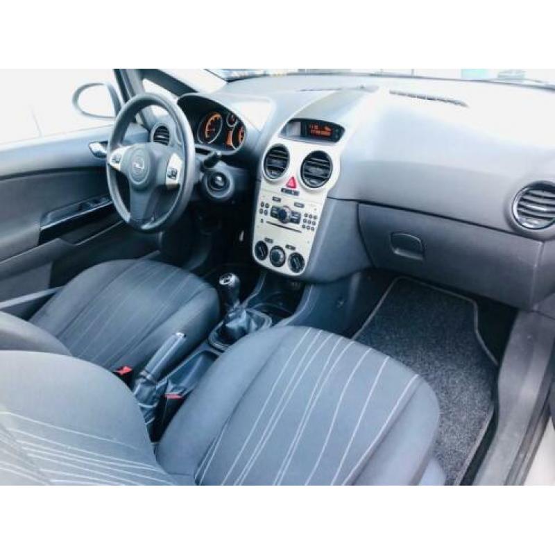 Opel Corsa 1.2-16V Cosmo Airco, Cruise, Zwarte Velgen, Zeer