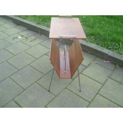 retro kranten lextuur bakje bij zettafeltje