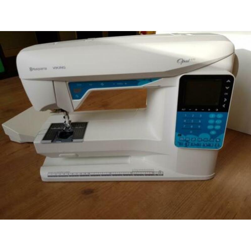 Husqvarna Viking Opal 650 INCL. Naaibox en vele accesoires