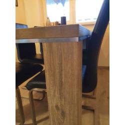 Eettafel (grijs) met 6 zwarte echt leren stoelen