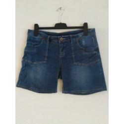 Korte spijkerbroek jeans bermuda maat L / 42. Met stretch.