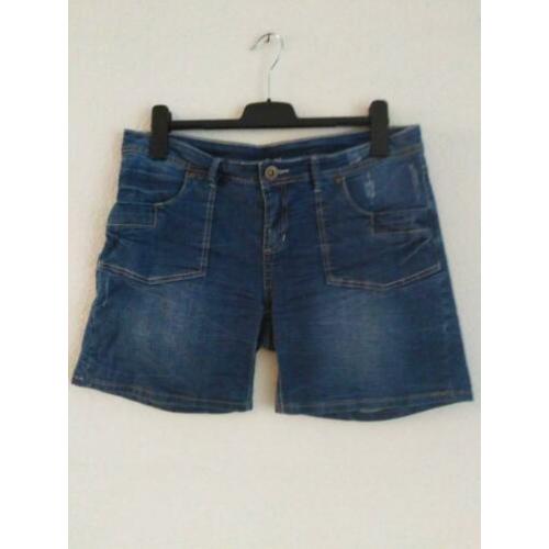 Korte spijkerbroek jeans bermuda maat L / 42. Met stretch.